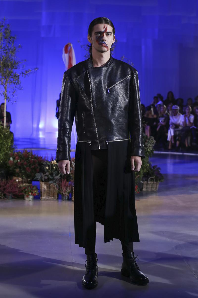 all black z dielne Marcela Holubca